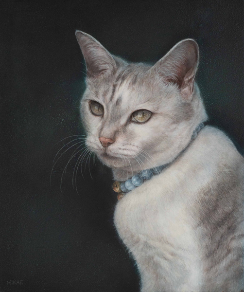 ビーズの首飾りの少女